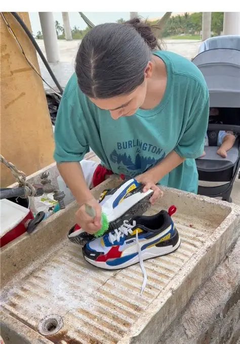 LAVADO Y PINTADO DE TENIS